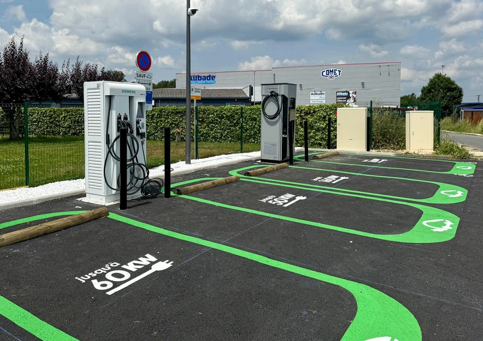 Station de recharge pour véhicules électriques en extérieur, parking neuf avec marquage au sol vert