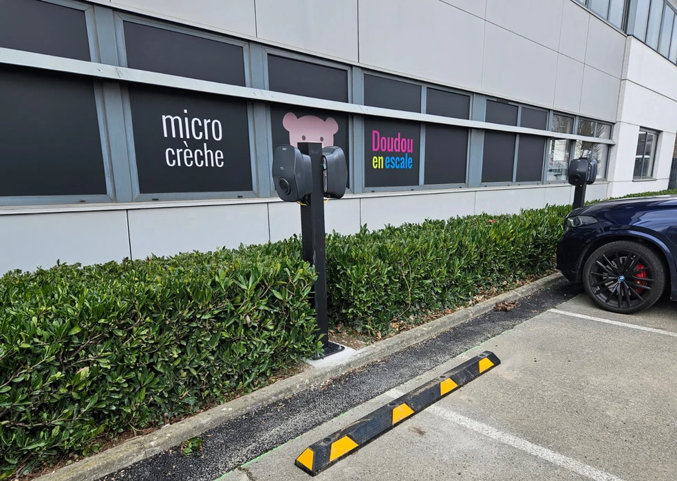 Parking extérieur d'une micro-crèche "Doudou en Escale"