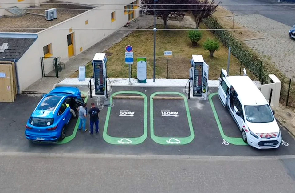Le chargement de voiture &eacute;lectrique g&eacute;n&eacute;rique &agrave; la station d'accueil dans le parking pr&egrave;s du shopping ou du bureau