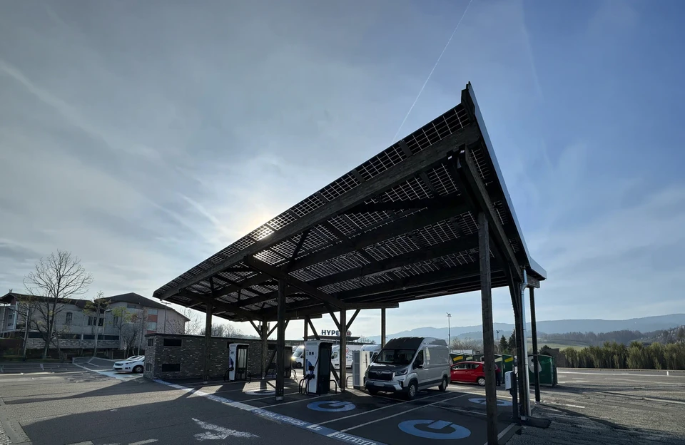Professionnel électricien travaillant sur l'installation et la vérification d'équipements électriques