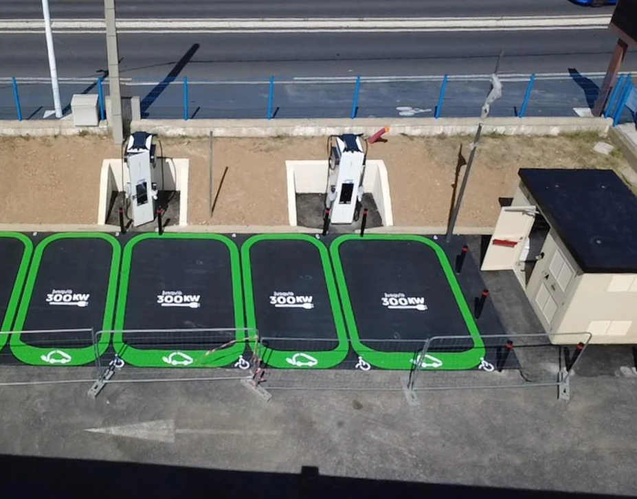 Nouvelles bornes de recharge de véhicules électriques dans un établissement moderne situé dans un environnement extérieur entouré de verdure